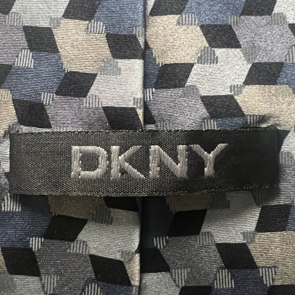 DKNY 100% Silk Men’s Designer Tie Gray Blue Geometric Business Casual Necktie - Picture 5 of 7